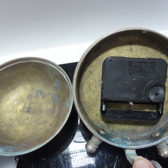 HOWARD MILLER Vintage Desk Clock Glass Magnifying Lens Dome Paper Weight Clock - Picture 5 of 11